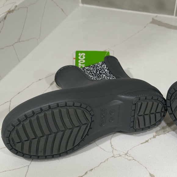 Crocs Freesail Chelsea waterproof boots. Girl Size 4. Color gray. Brand New. - Picture 7 of 12